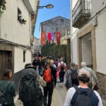 Raquel Sánchez Silva Instagram - Parador de Jarandilla De la Vera. Balcón. 10:00. El patio abarrotado de caminantes. La Mancomunidad De la Vera me otorga el Premio La Vera Retiro Imperial cuando, inesperadamente… La emoción me puede al agradecer a mis paisanos el Premio. De repente, al mencionar que la fecha coincidía con el aniversario de la muerte de mi padre ( un amante de su tierra que dedicó gran parte de su vida a Extremadura) me he desmadejado como un ovillo que corriese cuesta abajo. Treinta años después de verme en mil situaciones ante el público, hoy me temblaban las piernas, los brazos, la voz y el corazón. Me ha podido ver a mi familia cerca y a todos esos caminantes que me aplaudían y sonreían antes de emprender la ruta que luego hemos hecho juntos. Me gusta pensar que somos un trajecito precioso con costuras que, ante determinados movimientos extremos, se abren y dejan ver la piel. A mí me ha pasado eso hoy. Se me ha abierto esa costura que no cerrará del todo jamás. Me siento afortunada por ello. Por amar así. Gracias a la Mancomunidad De la Vera por el reconocimiento. Honrada y tremendamente agradecida.