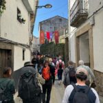 Raquel Sánchez Silva Instagram – Parador de Jarandilla De la Vera. Balcón. 10:00. El patio abarrotado de caminantes. La Mancomunidad De la Vera me otorga el Premio La Vera Retiro Imperial cuando, inesperadamente…
La emoción me puede  al agradecer a mis paisanos el Premio. De repente, al mencionar que la fecha coincidía con el aniversario de la muerte de mi padre ( un amante de su tierra que dedicó gran parte de su vida a Extremadura) me he desmadejado como un ovillo que corriese cuesta abajo. Treinta años después de verme en mil situaciones ante el público, hoy me temblaban las piernas, los brazos, la voz y el corazón. Me ha podido ver a mi familia cerca y a todos esos caminantes que me aplaudían y sonreían antes de emprender la ruta que luego hemos hecho juntos. 

Me gusta pensar que somos un trajecito precioso con costuras que, ante determinados movimientos extremos, se abren y dejan ver la piel. A mí me ha pasado eso hoy. Se me ha abierto esa costura que no cerrará del todo jamás. Me siento afortunada por ello. Por amar así. 

Gracias a la Mancomunidad De la Vera por el reconocimiento. Honrada y tremendamente agradecida.