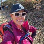 Raquel Sánchez Silva Instagram - Parador de Jarandilla De la Vera. Balcón. 10:00. El patio abarrotado de caminantes. La Mancomunidad De la Vera me otorga el Premio La Vera Retiro Imperial cuando, inesperadamente… La emoción me puede al agradecer a mis paisanos el Premio. De repente, al mencionar que la fecha coincidía con el aniversario de la muerte de mi padre ( un amante de su tierra que dedicó gran parte de su vida a Extremadura) me he desmadejado como un ovillo que corriese cuesta abajo. Treinta años después de verme en mil situaciones ante el público, hoy me temblaban las piernas, los brazos, la voz y el corazón. Me ha podido ver a mi familia cerca y a todos esos caminantes que me aplaudían y sonreían antes de emprender la ruta que luego hemos hecho juntos. Me gusta pensar que somos un trajecito precioso con costuras que, ante determinados movimientos extremos, se abren y dejan ver la piel. A mí me ha pasado eso hoy. Se me ha abierto esa costura que no cerrará del todo jamás. Me siento afortunada por ello. Por amar así. Gracias a la Mancomunidad De la Vera por el reconocimiento. Honrada y tremendamente agradecida.