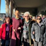 Raquel Sánchez Silva Instagram - Parador de Jarandilla De la Vera. Balcón. 10:00. El patio abarrotado de caminantes. La Mancomunidad De la Vera me otorga el Premio La Vera Retiro Imperial cuando, inesperadamente… La emoción me puede al agradecer a mis paisanos el Premio. De repente, al mencionar que la fecha coincidía con el aniversario de la muerte de mi padre ( un amante de su tierra que dedicó gran parte de su vida a Extremadura) me he desmadejado como un ovillo que corriese cuesta abajo. Treinta años después de verme en mil situaciones ante el público, hoy me temblaban las piernas, los brazos, la voz y el corazón. Me ha podido ver a mi familia cerca y a todos esos caminantes que me aplaudían y sonreían antes de emprender la ruta que luego hemos hecho juntos. Me gusta pensar que somos un trajecito precioso con costuras que, ante determinados movimientos extremos, se abren y dejan ver la piel. A mí me ha pasado eso hoy. Se me ha abierto esa costura que no cerrará del todo jamás. Me siento afortunada por ello. Por amar así. Gracias a la Mancomunidad De la Vera por el reconocimiento. Honrada y tremendamente agradecida.