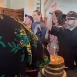 Raquel Sánchez Silva Instagram - Me encanta escribir y siempre me he sentido capaz de expresar todo lo que siento a través de las palabras. Sin embargo, hoy no creo ser capaz de hacerlo del todo,pero sí quería recalcar que tengo respuesta a algo que muchos, amigos íntimos y vosotros, me preguntáis. ¿Cuál es-si existe la fórmula- la manera de seguir luchando y no dejar aire al fuego de la tristeza? Pienso que, precisamente, y cuando sea posible, hay que quitarle oxígeno a todo lo que duele y hacerlo de la forma más aplastante: Agarrándote a lo más precioso que tengas con hambre de felicidad. Sentir voracidad por lo que te llena de amor y de cosas bonitas. Sentir como la afectividad y la emoción vuelan dentro de ti con un fuerte abrazo que tú prolongas un poco más, con un baile de la mano de quien quieres o soplando las velas de tu cumple con los amigos, que como tú, han celebrado su aniversario recientemente. Así lo hicimos y fue el “apagar las velas” más bonito de toda mi vida. Mis amigos son mis anclajes, mis sujeciones al mundo de la felicidad, el agradecimiento, la empatía, y la bondad. Cuando levanté la mirada de las tartas y los vi a todos frente a mí, pensé: Soy la mujer más afortunada del mundo. No existe la nube que pueda tapar ese sol. Os amo.