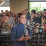 Raquel Sánchez Silva Instagram - Me encanta escribir y siempre me he sentido capaz de expresar todo lo que siento a través de las palabras. Sin embargo, hoy no creo ser capaz de hacerlo del todo,pero sí quería recalcar que tengo respuesta a algo que muchos, amigos íntimos y vosotros, me preguntáis. ¿Cuál es-si existe la fórmula- la manera de seguir luchando y no dejar aire al fuego de la tristeza? Pienso que, precisamente, y cuando sea posible, hay que quitarle oxígeno a todo lo que duele y hacerlo de la forma más aplastante: Agarrándote a lo más precioso que tengas con hambre de felicidad. Sentir voracidad por lo que te llena de amor y de cosas bonitas. Sentir como la afectividad y la emoción vuelan dentro de ti con un fuerte abrazo que tú prolongas un poco más, con un baile de la mano de quien quieres o soplando las velas de tu cumple con los amigos, que como tú, han celebrado su aniversario recientemente. Así lo hicimos y fue el “apagar las velas” más bonito de toda mi vida. Mis amigos son mis anclajes, mis sujeciones al mundo de la felicidad, el agradecimiento, la empatía, y la bondad. Cuando levanté la mirada de las tartas y los vi a todos frente a mí, pensé: Soy la mujer más afortunada del mundo. No existe la nube que pueda tapar ese sol. Os amo.