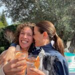 Raquel Sánchez Silva Instagram - Desde bien pequeñita he celebrado mucho mi cumpleaños. Para mí, es esencial recordar durante todo el año este rato con las personas que quiero que son siempre muchas 🤣🤣🤣🤣. Es una de mis mayores suertes y es la fecha perfecta para vernos y brindar por la vida y sobre todo, porque seguimos juntos. Hay que llenar la vida de amigos y homenajearlos como se merecen porque nada es más desinteresado que una buena amistad y nada apuntala más mi vida que mis amigos y mi familia. Hoy es el día para ellos. Brindo con Casamigos por mi cumpleaños y por la amistad. @casamigos #HouseOfFriends