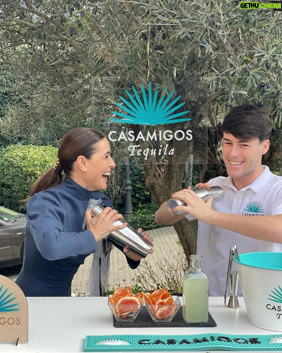 Raquel Sánchez Silva Instagram - Desde bien pequeñita he celebrado mucho mi cumpleaños. Para mí, es esencial recordar durante todo el año este rato con las personas que quiero que son siempre muchas 🤣🤣🤣🤣. Es una de mis mayores suertes y es la fecha perfecta para vernos y brindar por la vida y sobre todo, porque seguimos juntos. Hay que llenar la vida de amigos y homenajearlos como se merecen porque nada es más desinteresado que una buena amistad y nada apuntala más mi vida que mis amigos y mi familia. Hoy es el día para ellos. Brindo con Casamigos por mi cumpleaños y por la amistad. @casamigos #HouseOfFriends