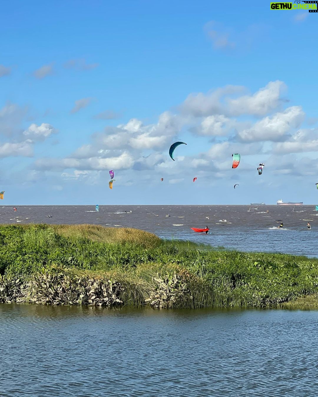 Raquel Sánchez Silva Instagram - Recuerdos de San Isidro y Perú Beach ) Un sueño para los kiters: poder navegar en el Río de la Plata. @matutedumont You got it. Y ese paseo precioso por uno de los barrios emblemáticos de Buenos Aires. Mi amor para Argentina. Siempre #argentina🇦🇷 @aerolineas_argentinas