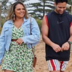 Rarriwuy Hick Instagram - The cats out the bag Guess who’s visiting Summer Bay 🌊☀️ @homeandaway @blacx_13_kyleshilling 🖤💛❤️