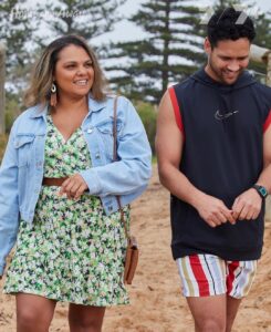 Rarriwuy Hick Instagram - The cats out the bag Guess who’s visiting Summer Bay 🌊☀️ @homeandaway @blacx_13_kyleshilling 🖤💛❤️