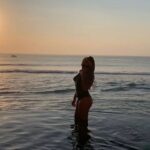 Rarriwuy Hick Instagram – Sunset swim #mushroombeachbar Mushroom Beach Bungalows – Nusa Lembongan