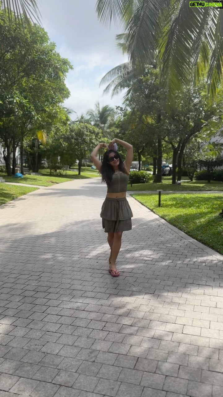 Rashmika Mandanna Instagram - Happy new year .. hehe 🤍✨🌻