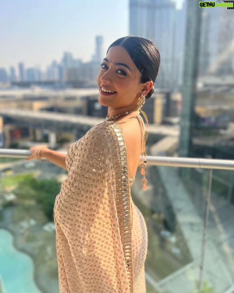 Rashmika Mandanna Instagram - Ok. Now I hereby declare - You’ve all gotten me obsessed with sarees.. 😄 🤎✨ Dubai, United Arab Emirates