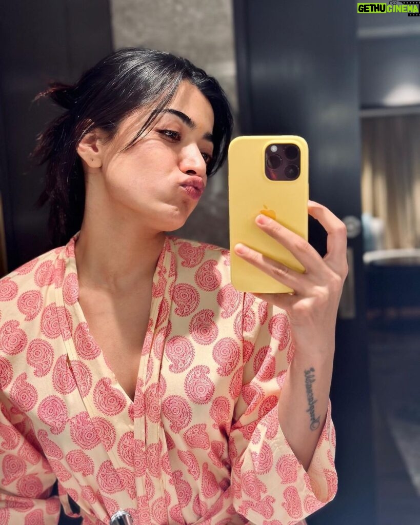 Rashmika Mandanna Instagram - Just checking in with you guyssss Sorry for being MIA.. 🙈 Work has been super duper hectic and I’ve just been a litttttlllleeee unwell. But dropping in to quickly check on you guys.. Cz I miss you all so much.. 🥺❤ It’s been a while since we last spoke na? Tell me what all have you been upto? I wanna know EVERYTHING.. and tell me your Valentine’s Day plans 😋 (Yes I will read through the comments 🤓) and all the mean ones keep away please.. 🐒🤣 this is only for my loves 🥰😎
