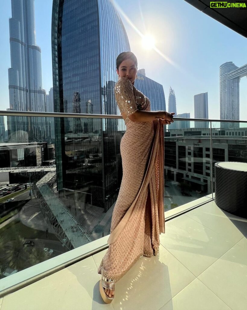 Rashmika Mandanna Instagram - Ok. Now I hereby declare - You’ve all gotten me obsessed with sarees.. 😄 🤎✨ Dubai, United Arab Emirates