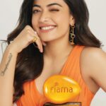 Rashmika Mandanna Instagram - Have fun with this Glow up!🤍 Introducing a new way to glow up with The New Fiama Golden Sandalwood Oil & Patchouli Gel Bar Be a #GlowGetter ✨ #SandalAndFun #SandalWithATwist #Fiama #Partnership
