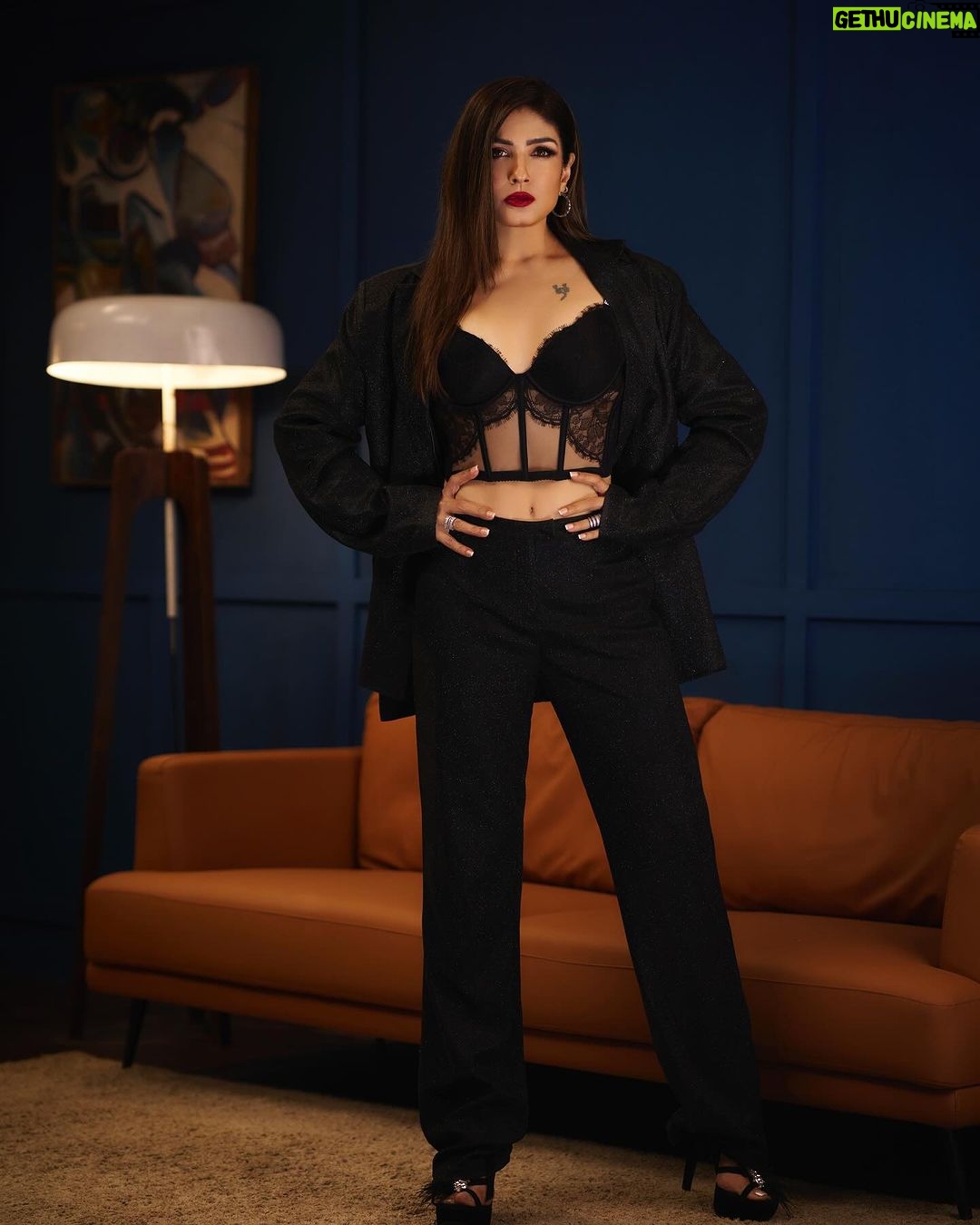 Raveena Tandon Instagram - A Saturday Slay like no other! #HotstarSpecials #KarmmaCalling , streaming from Jan 26th only on @disneyplushotstar @namrata.sheth @gauravshogun @varunsood12 @waluschaa @piyushkhati @devangshisen @masiwali @rachitsingh08 @Amyaela #Mohan kapoor @shatafclicks @virafpp @alpanabuch19 @rohitboseroy @ratfilmsindia @ruchinarain @ashutoshunlimited @itstahershabbir HMU- @sshurakhan Styled by: @nidasshah @muskaanmatta 📸: @rohnpingalay Managed by: @reemapandit Mumbai, Maharashtra