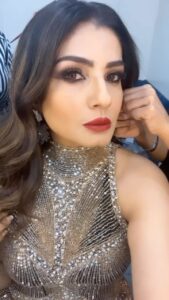 Raveena Tandon Instagram - 18 till I die 😂😂😂🎊🍾🥂 Live it up! जीयो और जीने दो दोस्तों! ♥️