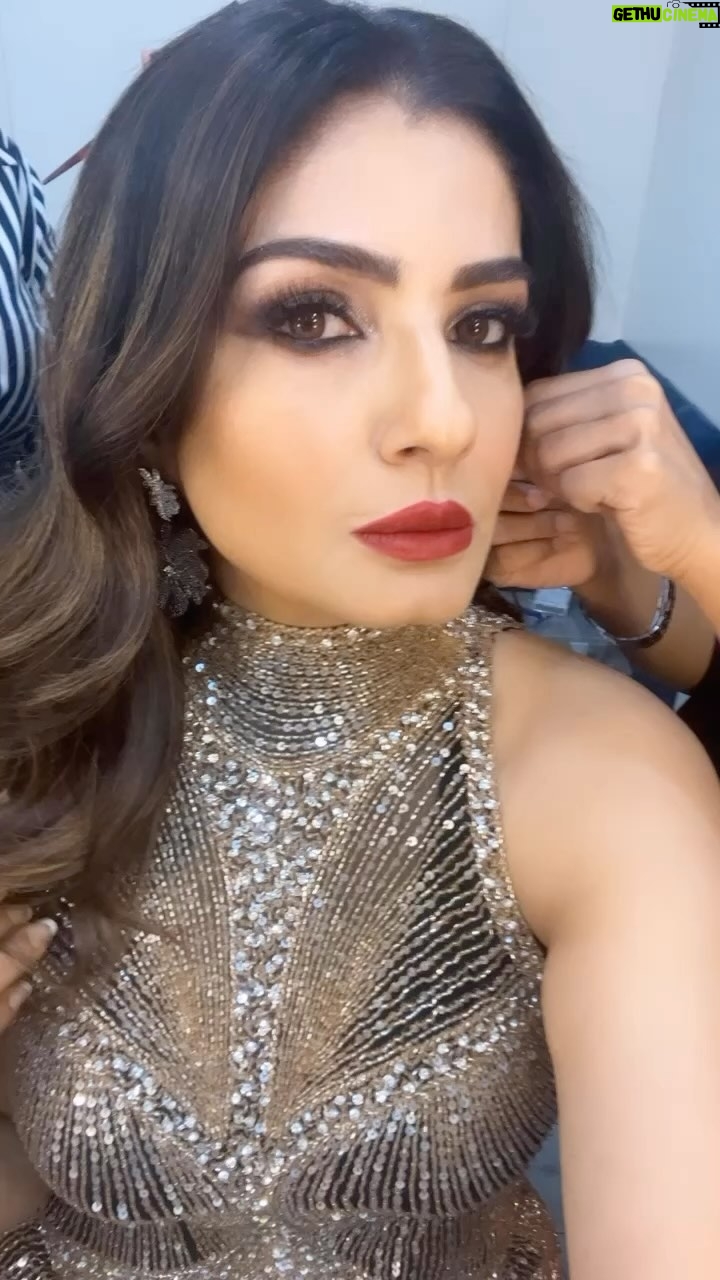 Raveena Tandon Instagram - 18 till I die 😂😂😂🎊🍾🥂 Live it up! जीयो और जीने दो दोस्तों! ♥️