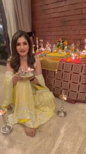 Raveena Tandon Instagram - दिवाली की हार्दिक शुभकामनाएँ 🙏🏻🪔🕉️🪔🙏🏻