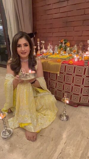 Raveena Tandon Instagram - दिवाली की हार्दिक शुभकामनाएँ 🙏🏻🪔🕉️🪔🙏🏻