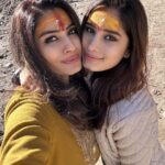 Raveena Tandon Instagram - A Trip for the soul… Har Har Mahadev! Jai Badrivishaal🙏🏻♥️ आप को और आपके परिवार को दिवाली की शुभ कामनाएँ।। 🙏🏻🕉️🙏🏻 Happy Diwali 🪔 . Jai Siya Ram! And just Miraculously to give us blessings, the clouds over Neelkanth shaped like the bust of Adiyogi and the Ganga flowing over his head…..