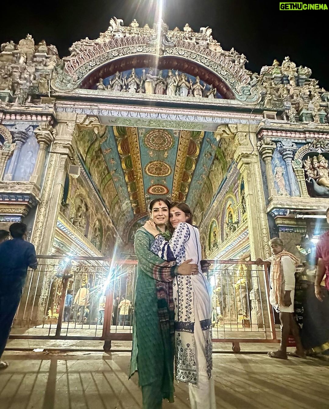Raveena Tandon Instagram - From Kedarnath to Rameswaram.. our quest to complete the 12 Holy Jyotirlings is on ….thank you Shiva for everything… Har Har Mahadev , Jai Bholenath Shiv Shambhu… 🙏🏻🕉️🙏🏻 . At the tip of land where the Ram Setu starts , Jai Shri Ram ….🙏🏻 #Ramsetu #Rameswaram #dhanuskodi #floating stones Rameshwaram Temple & Beach