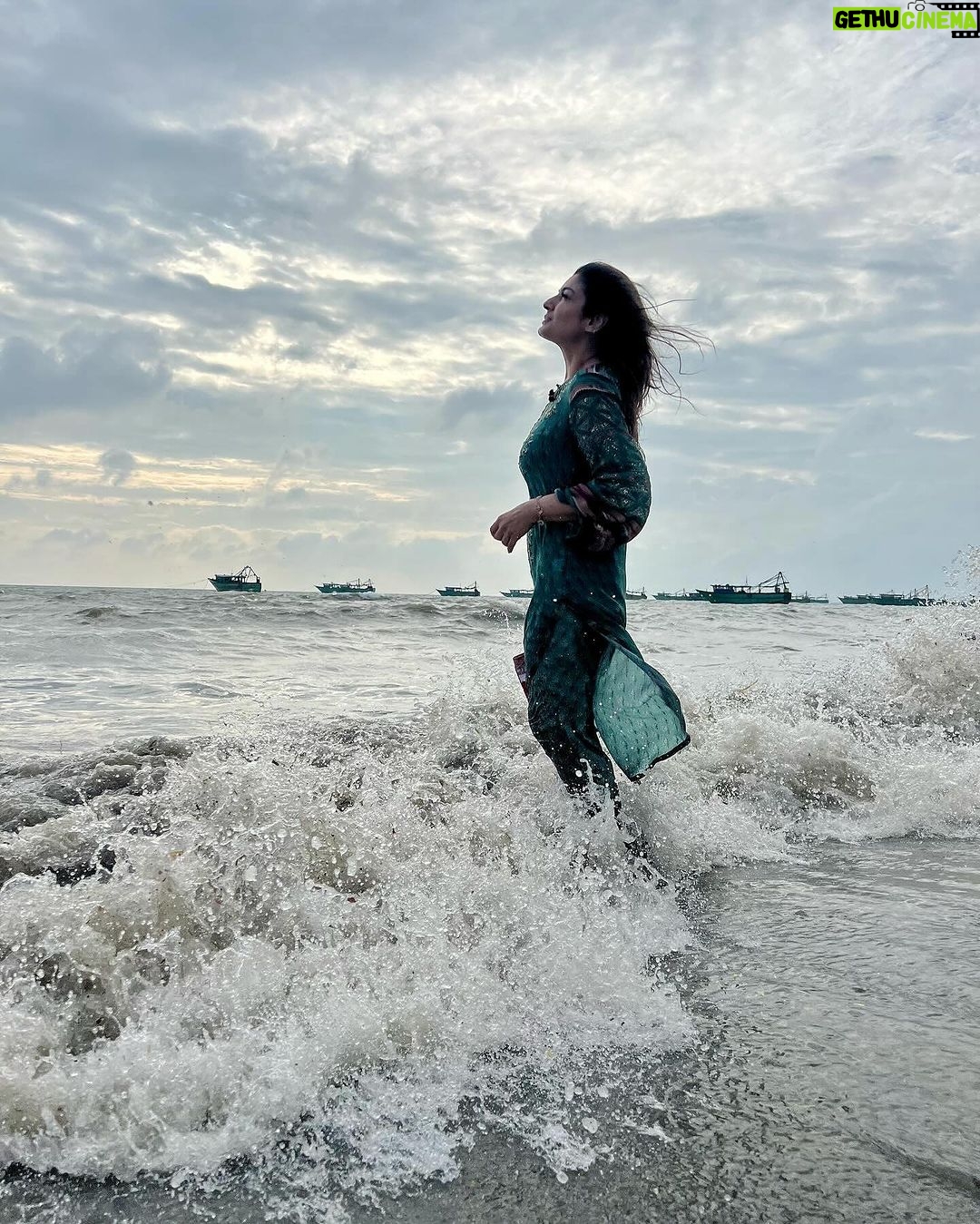 Raveena Tandon Instagram - From Kedarnath to Rameswaram.. our quest to complete the 12 Holy Jyotirlings is on ….thank you Shiva for everything… Har Har Mahadev , Jai Bholenath Shiv Shambhu… 🙏🏻🕉️🙏🏻 . At the tip of land where the Ram Setu starts , Jai Shri Ram ….🙏🏻 #Ramsetu #Rameswaram #dhanuskodi #floating stones Rameshwaram Temple & Beach