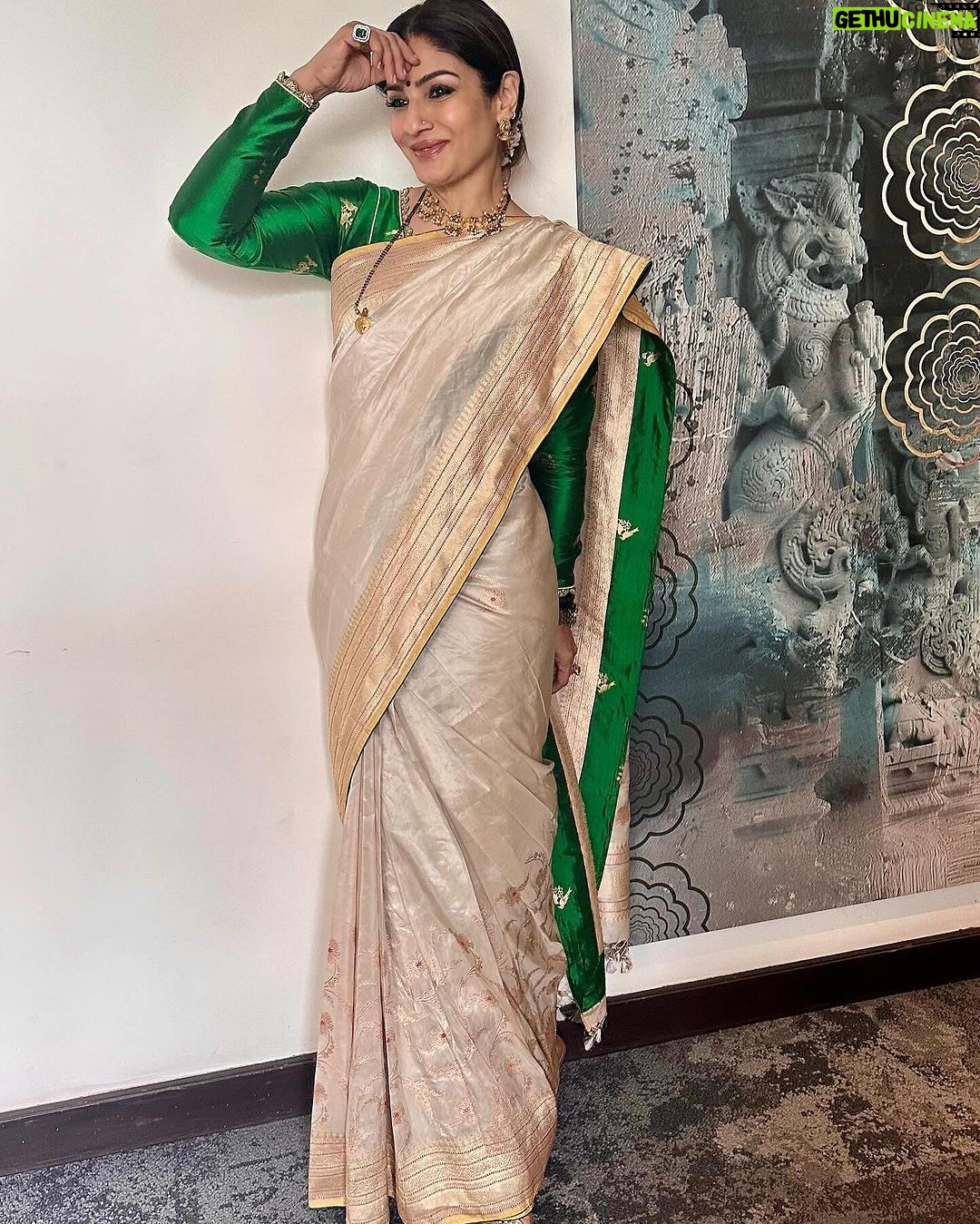 Raveena Tandon Instagram - From Kedarnath to Rameswaram.. our quest to complete the 12 Holy Jyotirlings is on ….thank you Shiva for everything… Har Har Mahadev , Jai Bholenath Shiv Shambhu… 🙏🏻🕉️🙏🏻 . At the tip of land where the Ram Setu starts , Jai Shri Ram ….🙏🏻 #Ramsetu #Rameswaram #dhanuskodi #floating stones Rameshwaram Temple & Beach