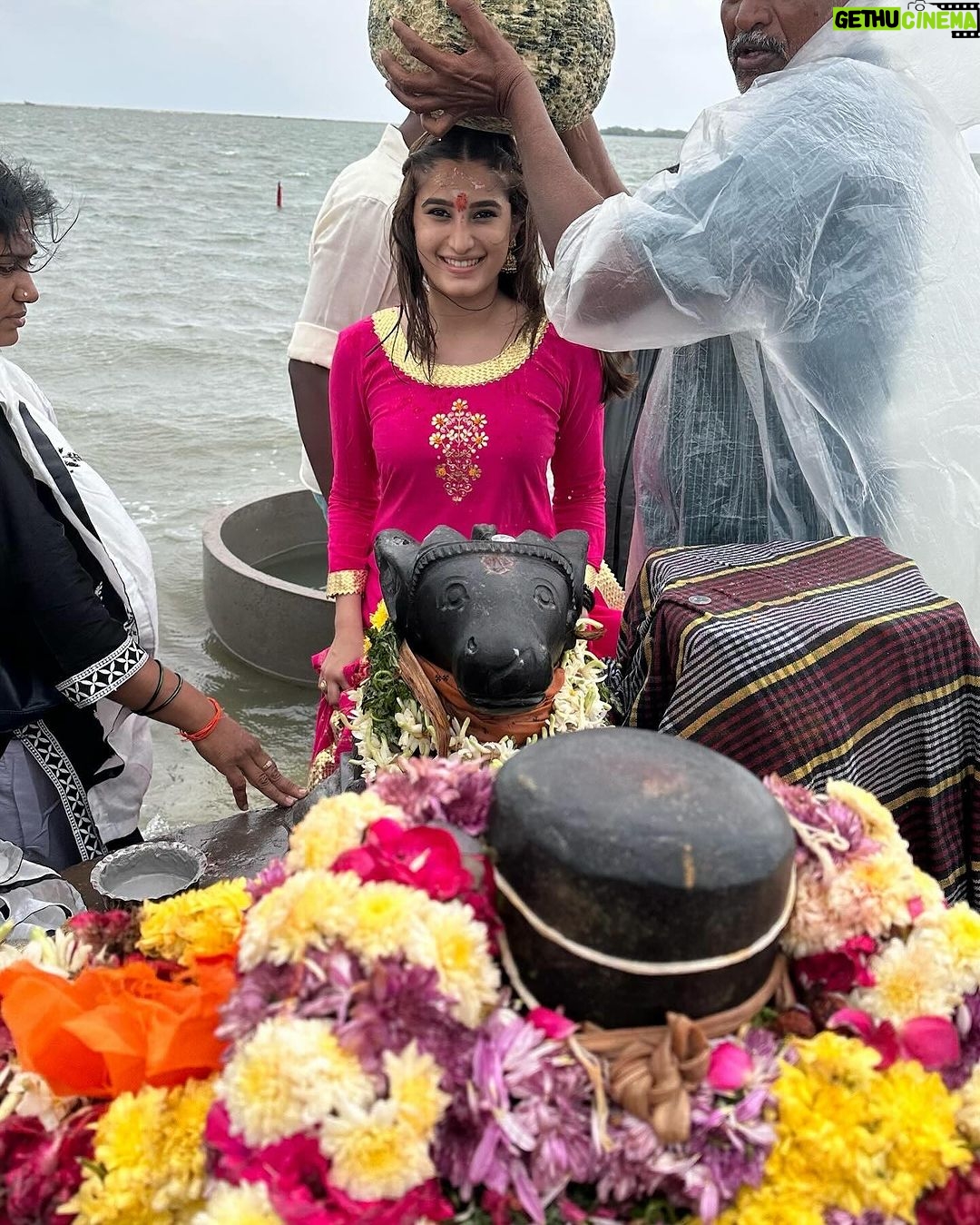 Raveena Tandon Instagram - From Kedarnath to Rameswaram.. our quest to complete the 12 Holy Jyotirlings is on ….thank you Shiva for everything… Har Har Mahadev , Jai Bholenath Shiv Shambhu… 🙏🏻🕉️🙏🏻 . At the tip of land where the Ram Setu starts , Jai Shri Ram ….🙏🏻 #Ramsetu #Rameswaram #dhanuskodi #floating stones Rameshwaram Temple & Beach