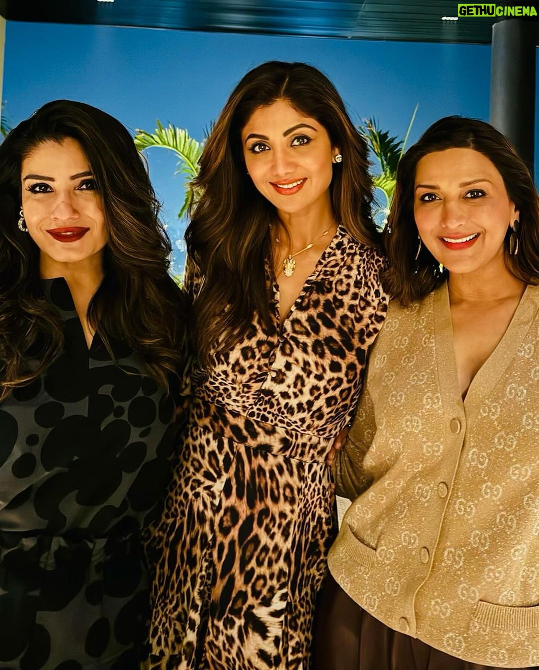Raveena Tandon Instagram - A fun evening ! #friendslikefamily . A beautiful home, filled with warmth,love,laughter and old friendships…thank you for the lovely evening @gayatrioberoi ♥️😘 #vicky