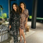 Raveena Tandon Instagram - A fun evening ! #friendslikefamily . A beautiful home, filled with warmth,love,laughter and old friendships…thank you for the lovely evening @gayatrioberoi ♥️😘 #vicky