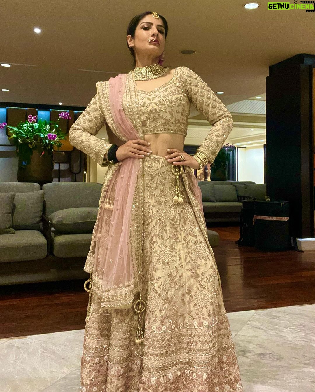 Raveena Tandon Instagram - Something about the flowers and me . ♥️😁