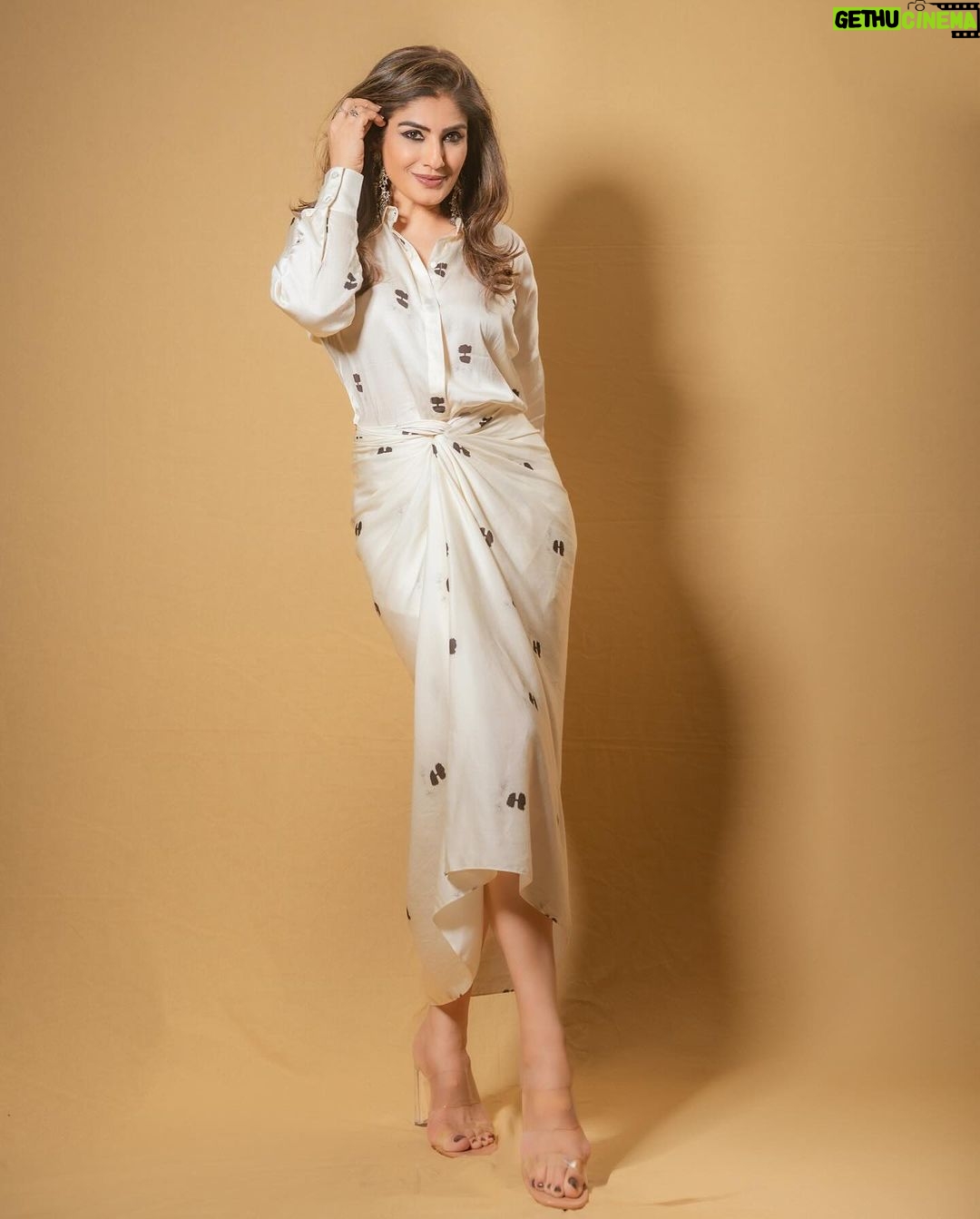 Raveena Tandon Instagram - Drama in White ….. 🤍 @nouria_by_diptiadvait @abhilasha_pret_jewelry @shayagrams Styled by @poojagulabani Style Team @hemachoudharyy Hair by @anita_matkar Shot by @deepak_das_photography Managed by @reemapandit