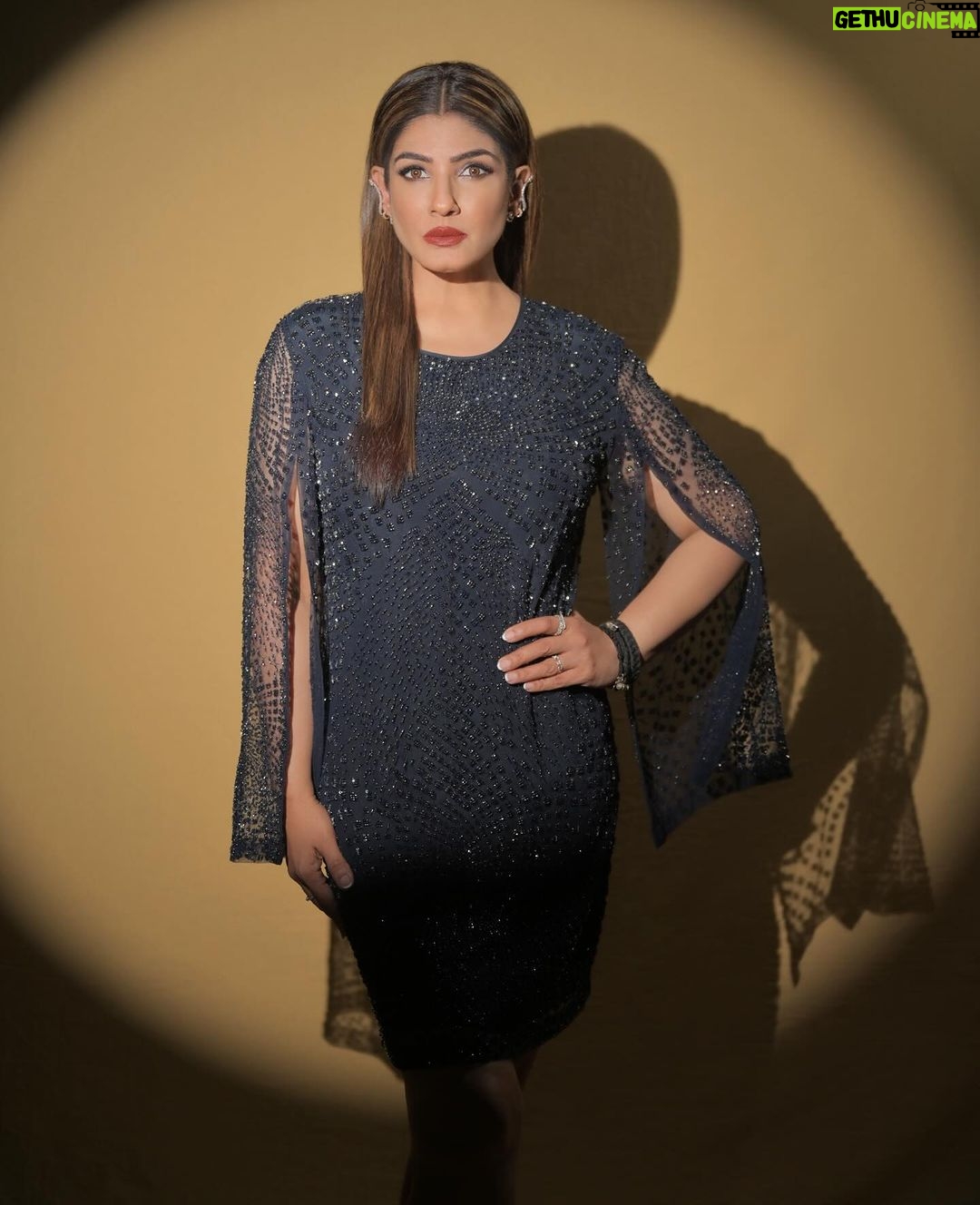 Raveena Tandon Instagram - Just saucy … 😁 Poore villaaaannnn….. OOTD- @rohitgandhirahulkhanna Jewels: @gehnajewellers1 @anmoljewellers @h.ajoomal @papillonpublicrelations @the_jewel_gallery Styled- @poojagulabani Glam- @sshurakhan 📸- @deepak_das_photography Mumbai, Maharashtra