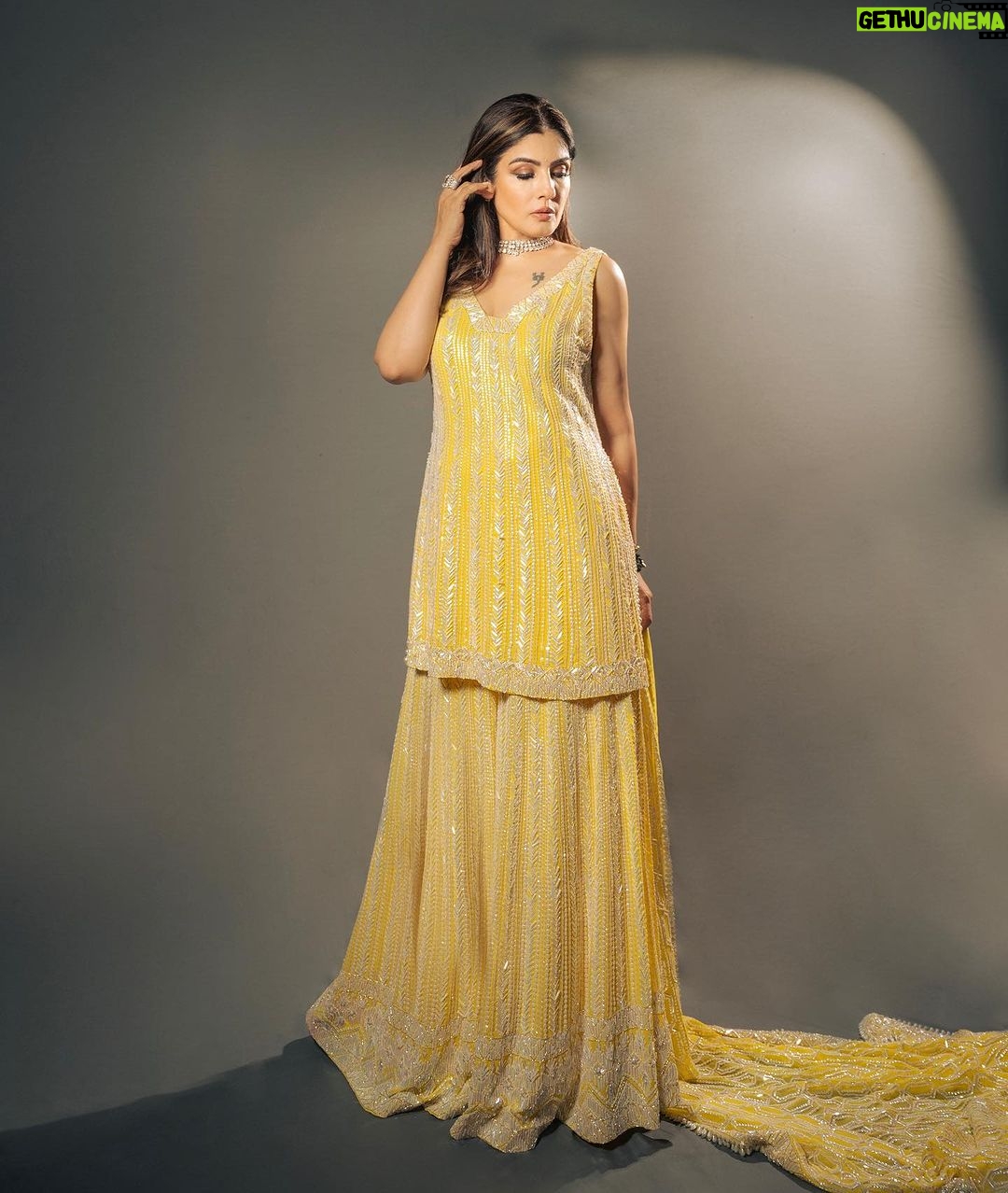Raveena Tandon Instagram - The light of the night šŖ , dressing up for the Diwali Glitter, the glow of the lamp, the shine of the sunlight.. šŖšļøāļøšš«āØ Outfit - @manishmalhotraworld @manishmalhotra05 Glam by @sshurakhan Shot by @deepak_das_photography Managed by @reemapandit