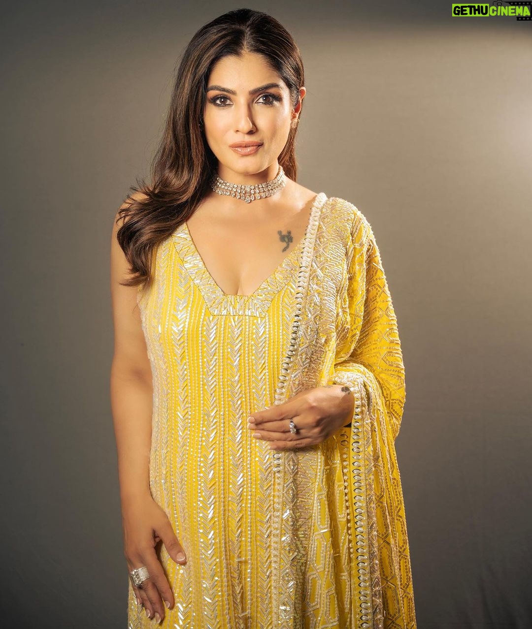 Raveena Tandon Instagram - The light of the night šŖ , dressing up for the Diwali Glitter, the glow of the lamp, the shine of the sunlight.. šŖšļøāļøšš«āØ Outfit - @manishmalhotraworld @manishmalhotra05 Glam by @sshurakhan Shot by @deepak_das_photography Managed by @reemapandit