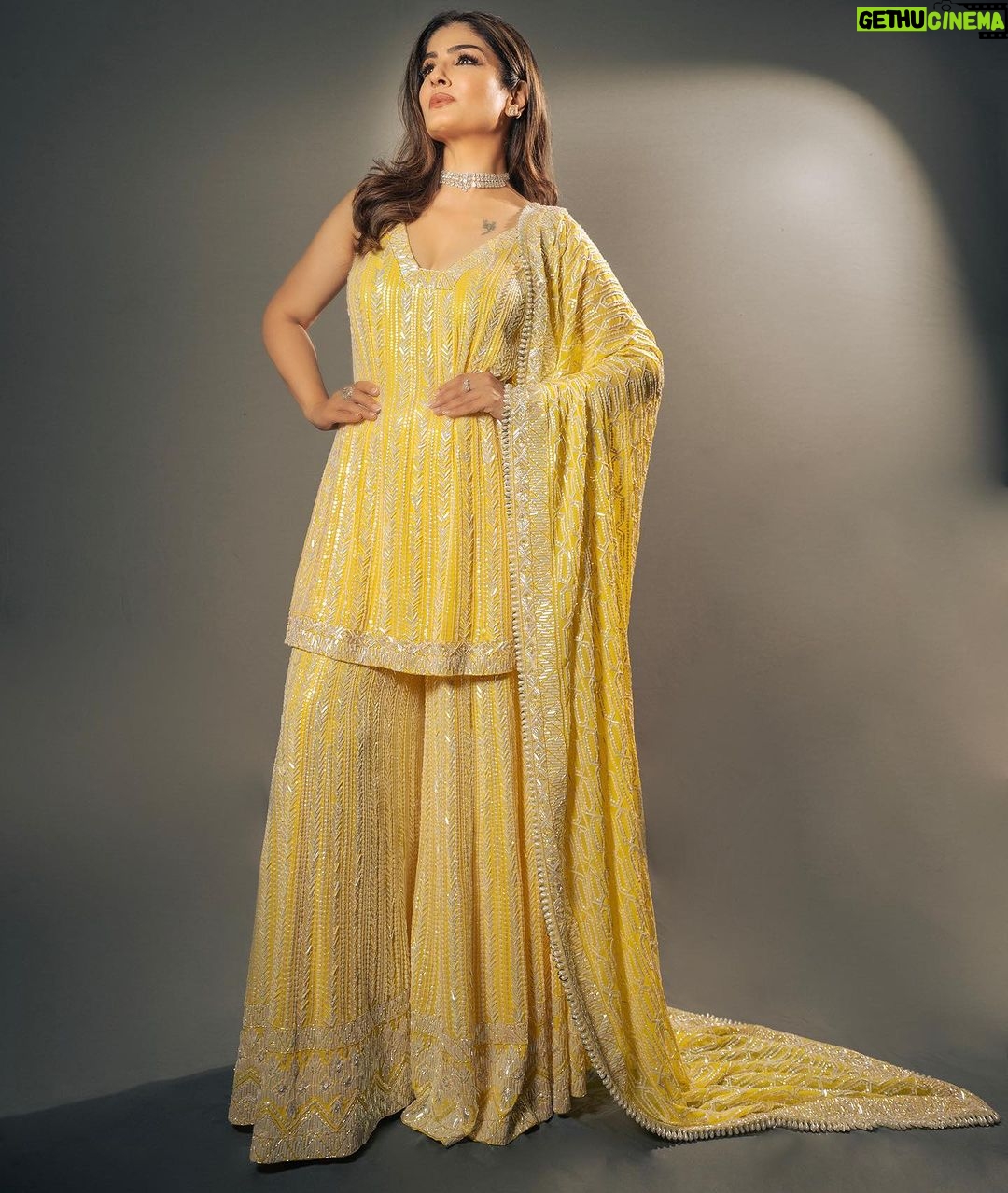 Raveena Tandon Instagram - The light of the night šŖ , dressing up for the Diwali Glitter, the glow of the lamp, the shine of the sunlight.. šŖšļøāļøšš«āØ Outfit - @manishmalhotraworld @manishmalhotra05 Glam by @sshurakhan Shot by @deepak_das_photography Managed by @reemapandit