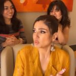 Raveena Tandon Instagram - Satyavachan, satyabol, 🙏🏻 it happens to me ! 🤪 Thank you @hetvikapadi and @muskaanmatta for the supporting cast and laughter ♥️