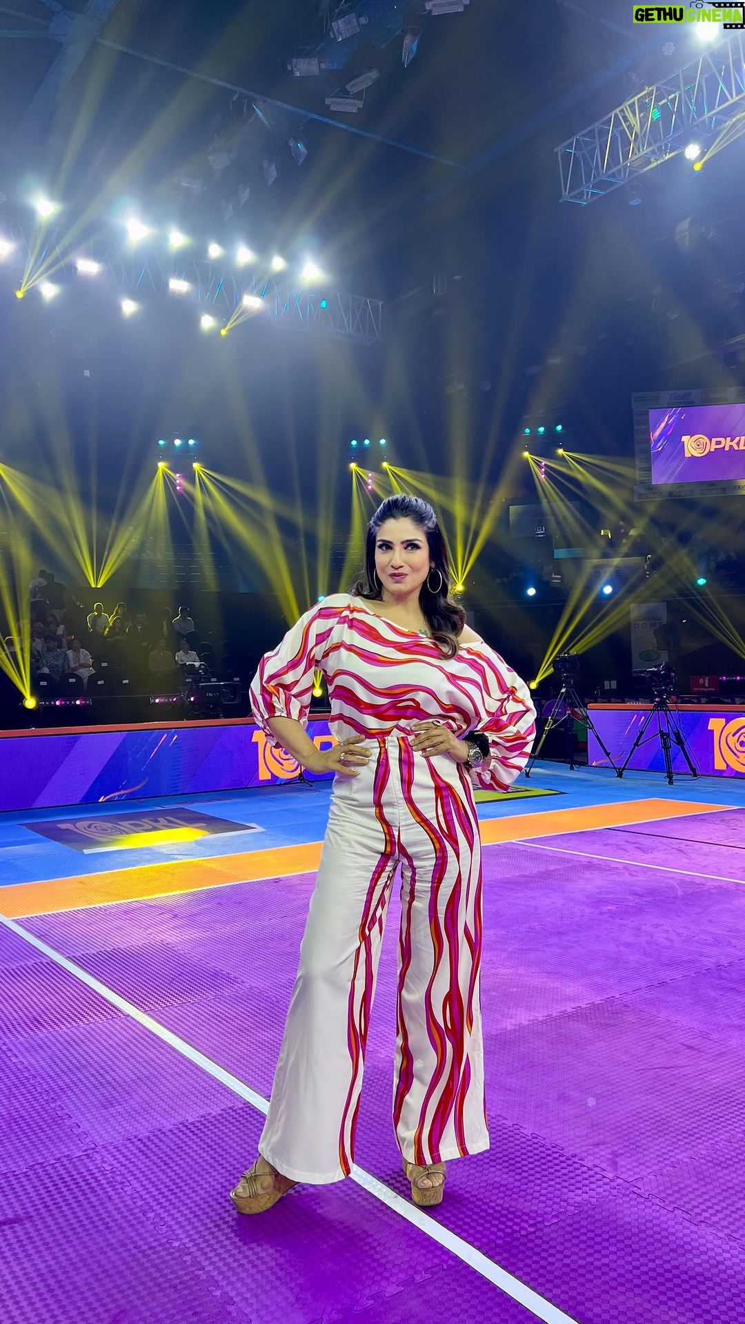 Raveena Tandon Instagram - When moments turn into memories , And that’s exactly how my day went! Interviews , bytes, #pkl pro kabbadi league, for #karmacalling , quick change , off to my friend @nanditamahtani s show , back again , quick change and watching the next match and loving it!