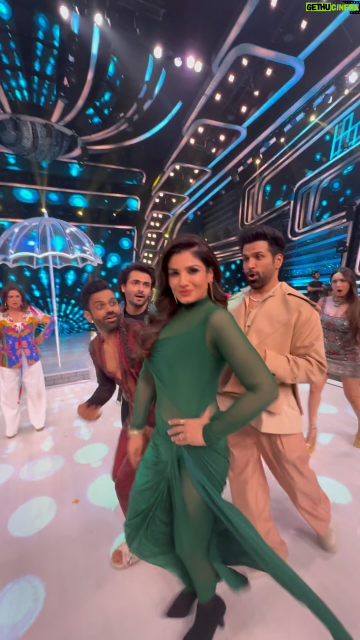 Raveena Tandon Instagram - When the #shaherkiladki cms on #jhalakdikhlajaa @sonytvofficial ♥️♥️♥️ @officialraveenatandon @malaikaaroraofficial @arshad_warsi @shoaib2087 @rithvikk_dhanjani @sreeramachandra5 @sagarparekh0111