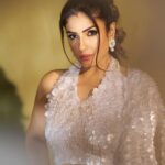 Raveena Tandon Instagram - Time to channel ‘Indrani Kothari’ yet again… HMUA: @nitinlotlikar4 @anita_matkar Styled by : @kmundhe4442 Outfit by : @studio22.in @pr_vartika Jwellery by : @the_jewel_gallery Footwear by : @worldofanaar @rainmakerconsults 📸: @rohnpingalay Managed by: @reemapandit Mumbai, Maharashtra