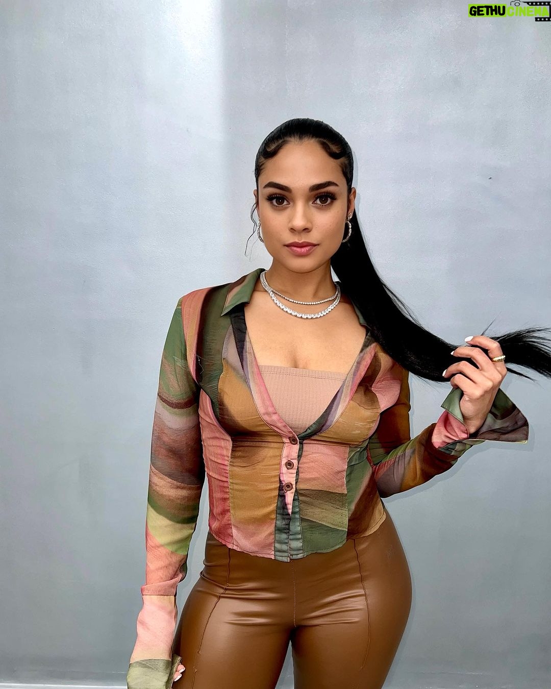 Ravyn Rochelle Instagram - Be your own muse 👩🏽🎨 top @FashionNova @NovaMEN