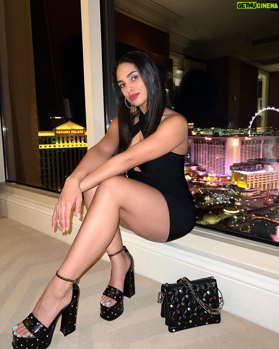 Ravyn Rochelle Instagram - I owe it to myself to look the best I’ve ever looked, make more money than i ever made & love myself more than i ever did 🖤💰✨