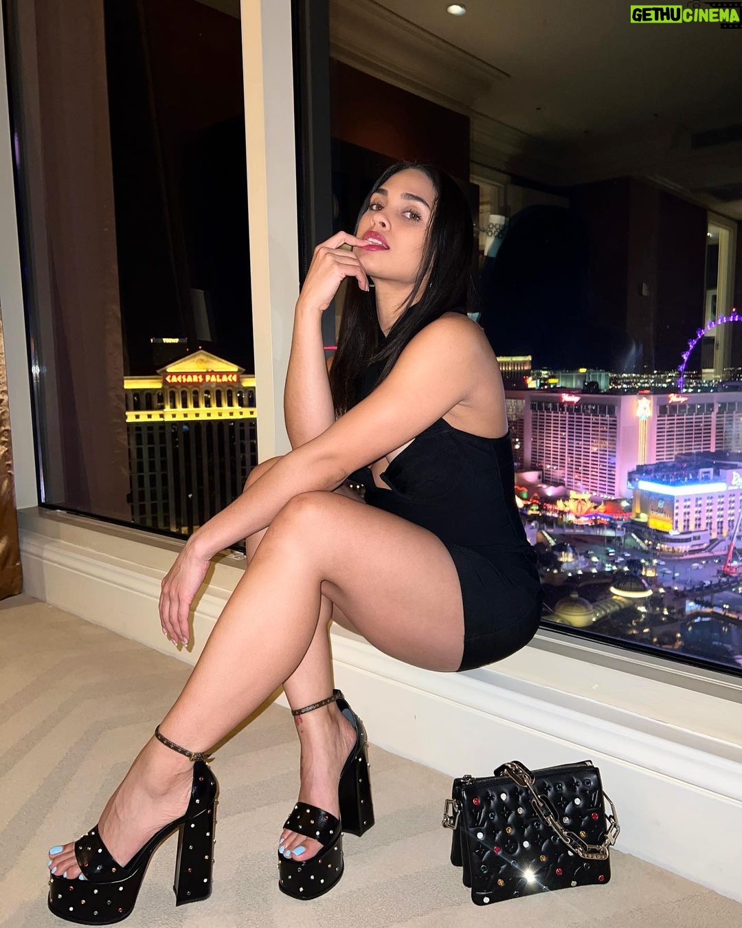 Ravyn Rochelle Instagram - I owe it to myself to look the best I’ve ever looked, make more money than i ever made & love myself more than i ever did 🖤💰✨