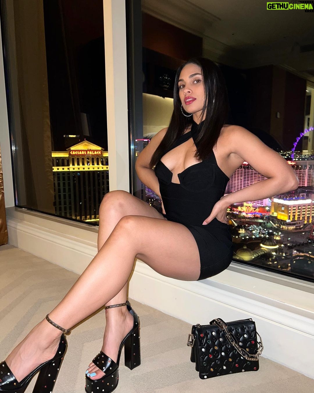 Ravyn Rochelle Instagram - I owe it to myself to look the best I’ve ever looked, make more money than i ever made & love myself more than i ever did 🖤💰✨