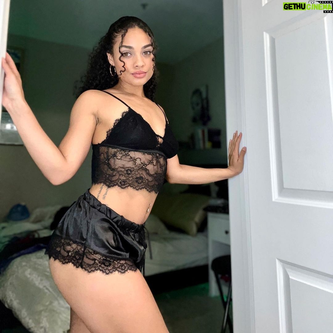 Ravyn Rochelle Instagram - @NovaMEN x @FashionNova // You comin back to bed? 🖤