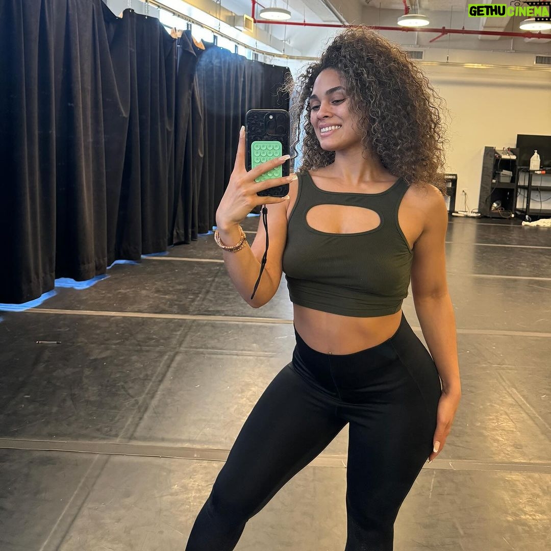 Ravyn Rochelle Instagram - When the dance teacher makes you come up with your own 62 count dance.. you DELIVER 😅 check out my first YouTube vid on my new channel now also 💕 #linkinbio Columbia University