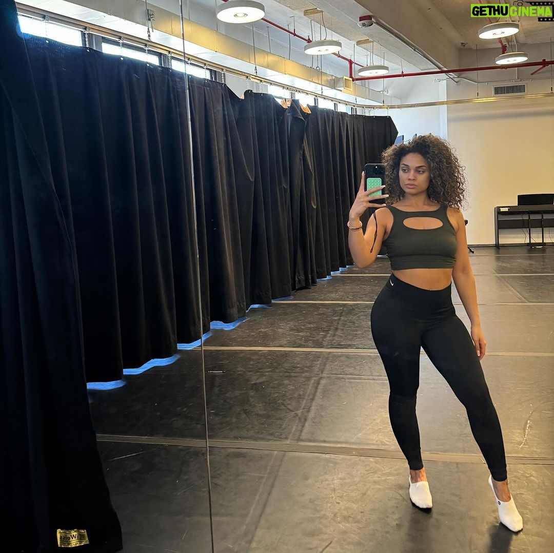 Ravyn Rochelle Instagram - When the dance teacher makes you come up with your own 62 count dance.. you DELIVER 😅 check out my first YouTube vid on my new channel now also 💕 #linkinbio Columbia University