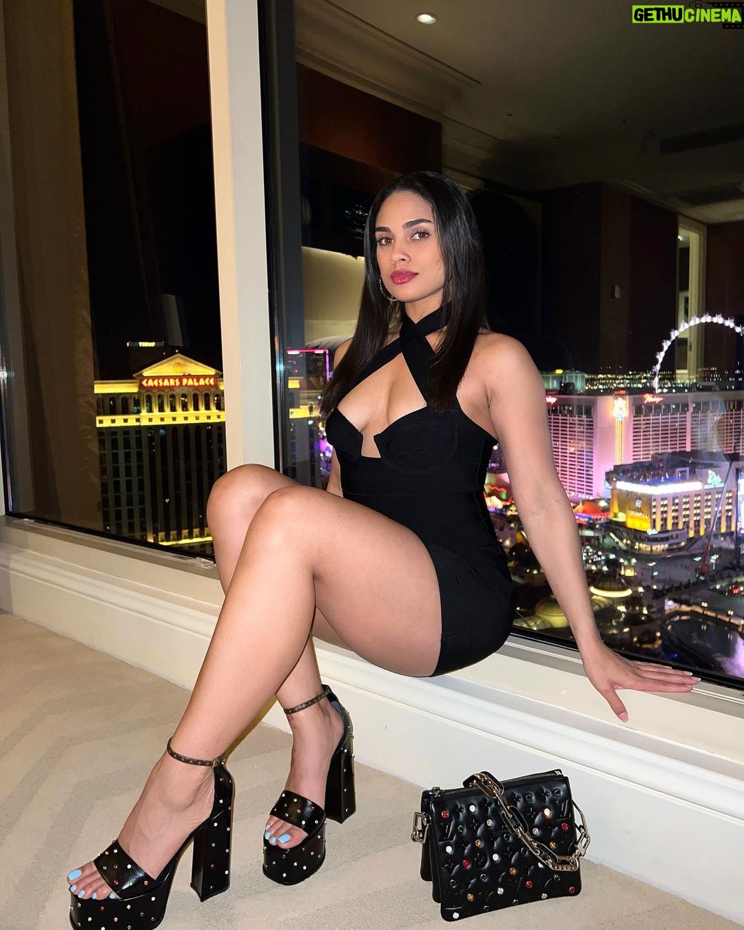 Ravyn Rochelle Instagram - I owe it to myself to look the best I’ve ever looked, make more money than i ever made & love myself more than i ever did 🖤💰✨