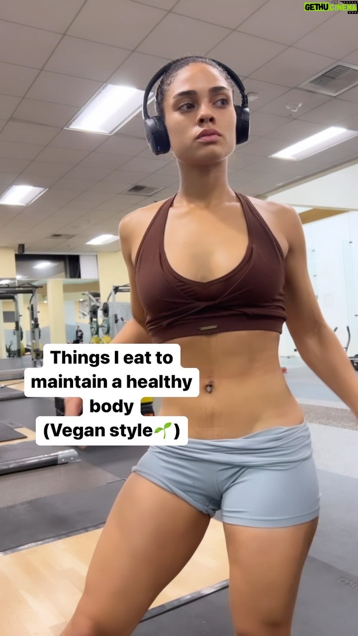 Ravyn Rochelle Instagram - Things I eat to maintain a snatched body!! Vegan style ๐ฅ๐ one thing i do is always try to cook at home!! I know whatโs going in my food and where it comes from and it allows me to have all the freedom to explore and try different things cause i really love throwing ingredients together ๐คฃ so these are some of my recent favorite dishes to make! Make sure to screenshot for your next meal!! ๐ฎ๐ 1. Peanut or almond butter fruit toast w spelt bread 2. Red lentil penne pasta w beyond meat spaghetti 3. homemade green juice (A NEED) 4. Eggplant veggie tacos (broccoli & cauliflower & tomatoes) 5. Wild rice jackfruit plate or bowl 6. Coconut sugar oatmeal Comment if you like health vids and want more ๐ #meals #food #vegan #veganrecipes #health #wealth #snatched #body #fitness #motivational #veganfood #mealplan #mealprepideas #nomeat #fruitfirst #recipes