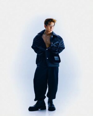 Raynold Tan Instagram - How many Versaces were on Bruno Mars' floor?

Outfit from @versace / @saynt_rayn
Styling by @josiahchua
Makeup by @zoel.makeup 
Photo by @jaydenation