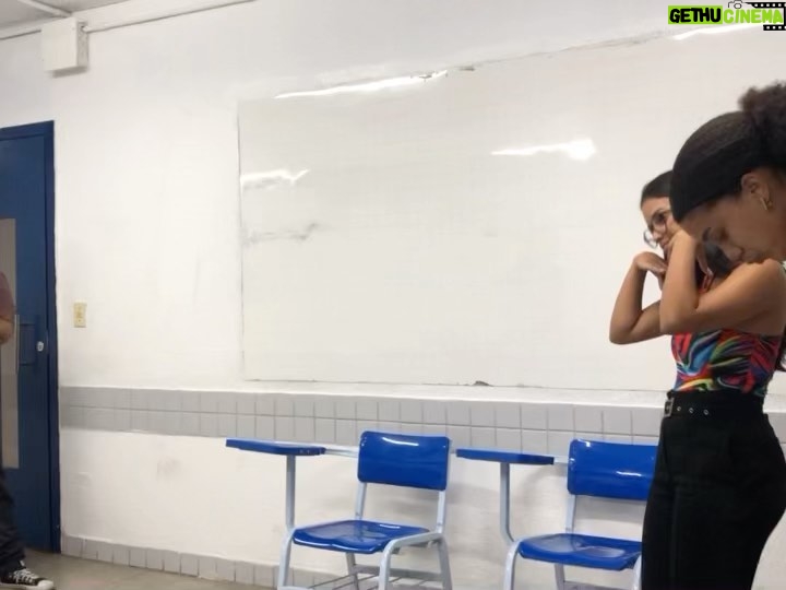 Rayza Alcântara Instagram - Dia de defender o trabalho de conclusão de curso e eu não poderia deixar de registar esse momento aqui, foram dias de muita luta, estresse, ansiedade mas eu sabia que ia valer a pena. Hoje eu comentei com meus colegas o quanto eu gosto de sofrer, não basta torcer pra o Santa Cruz, eu ainda vou atrás de estudar um tema bem difícil, hahahah! Bom, essa sou eu e doido de quem entra nessa parada cmg, no caso @nkelry_ que teve toda paciência do mundo. Tenho umas cadeiras pra pagar ano que vem mas o TCC já foi, obrigada a todos que nos ajudaram até aqui!❤️